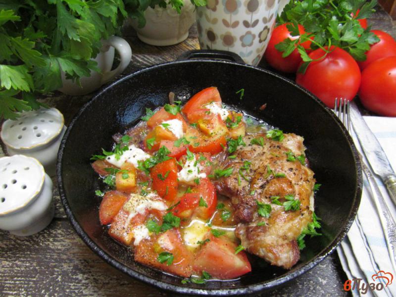 Фото приготовление рецепта: Свиная отбивная с помидором и моцареллой шаг №6