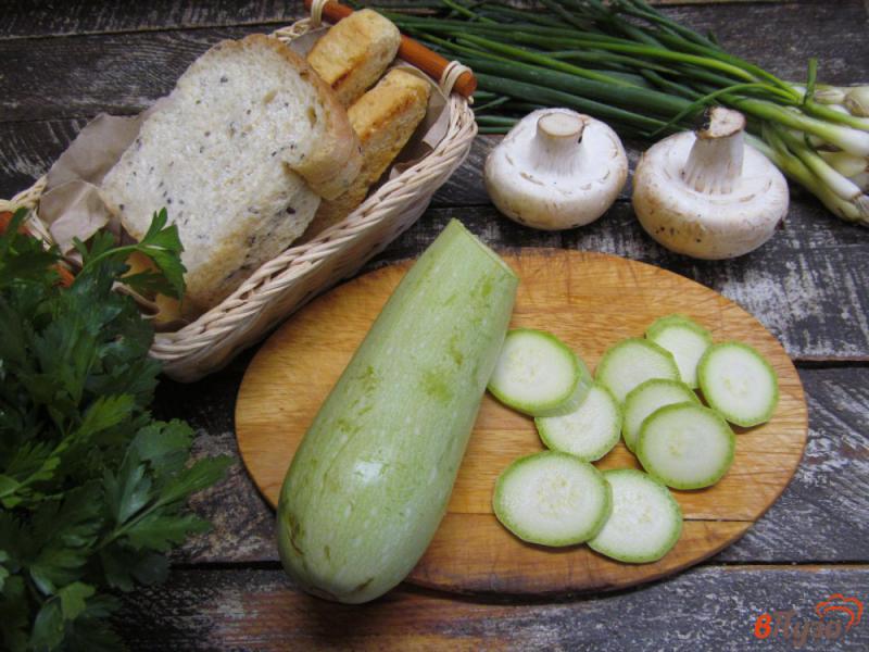 Фото приготовление рецепта: Бутерброды с жареными кабачками и грибами шаг №1