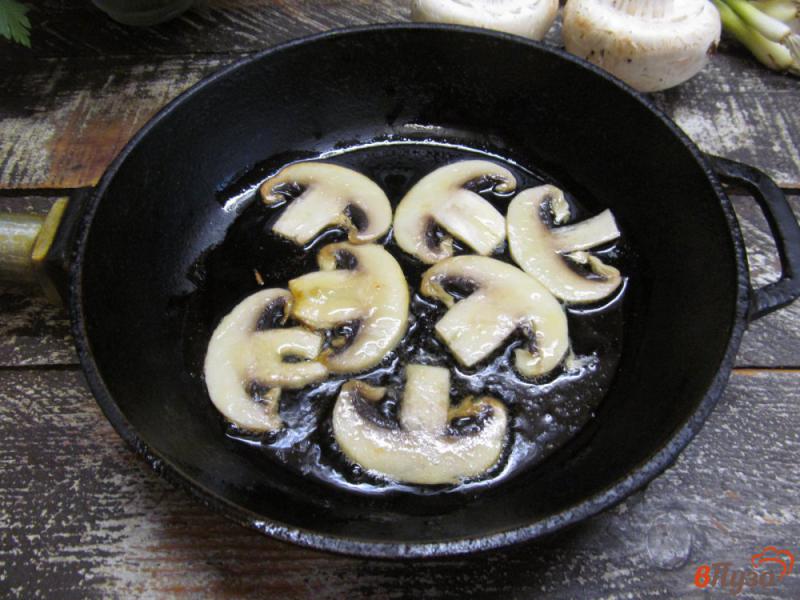 Фото приготовление рецепта: Бутерброды с жареными кабачками и грибами шаг №2