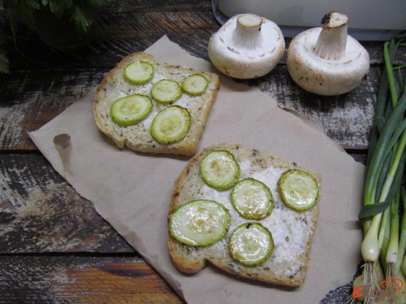 Фото приготовление рецепта: Бутерброды с жареными кабачками и грибами шаг №5