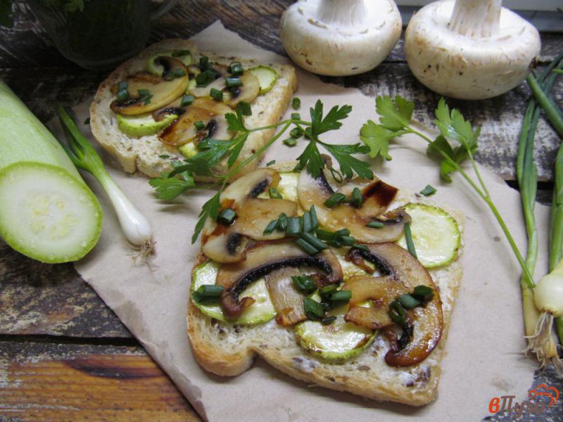 Фото приготовление рецепта: Бутерброды с жареными кабачками и грибами шаг №6