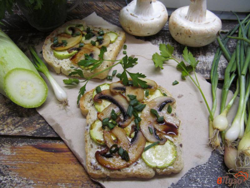 Фото приготовление рецепта: Бутерброды с жареными кабачками и грибами шаг №7