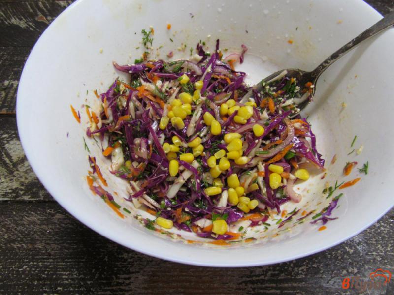 Фото приготовление рецепта: Азиатский салат из капусты с кунжутной заправкой шаг №4