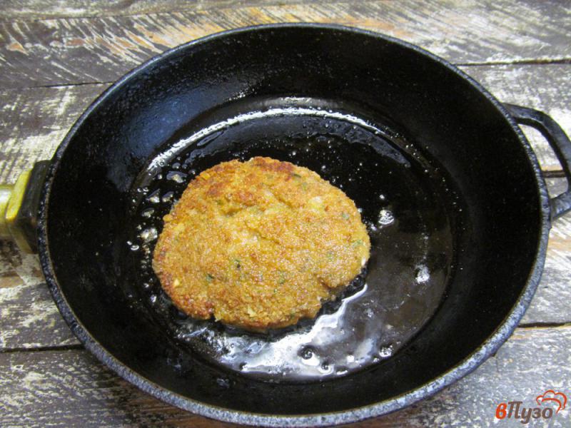 Фото приготовление рецепта: Гамбургер с рукколой и жареным луком шаг №5