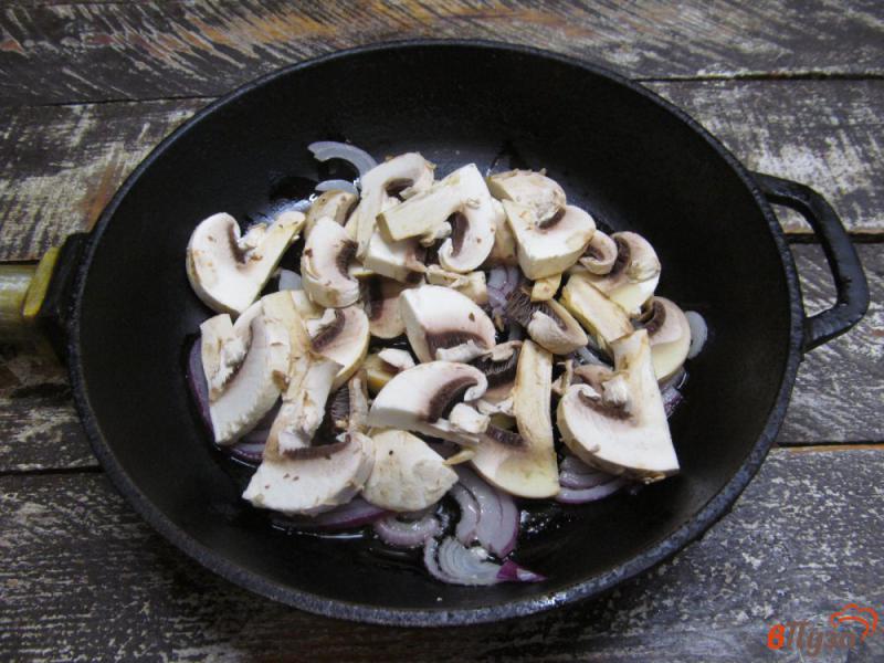 Фото приготовление рецепта: Яичница с грибами творогом и шпинатом шаг №1