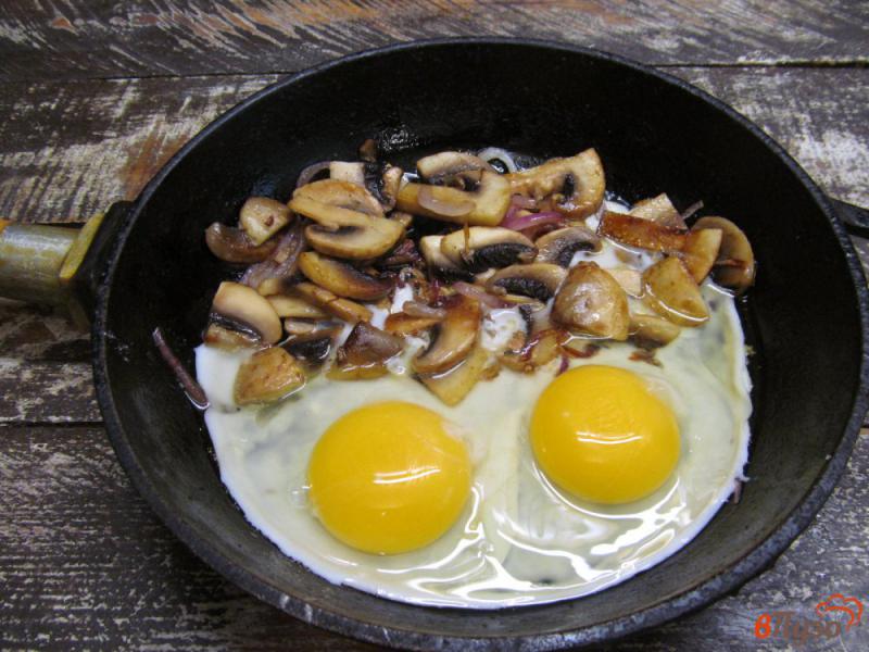 Фото приготовление рецепта: Яичница с грибами творогом и шпинатом шаг №2