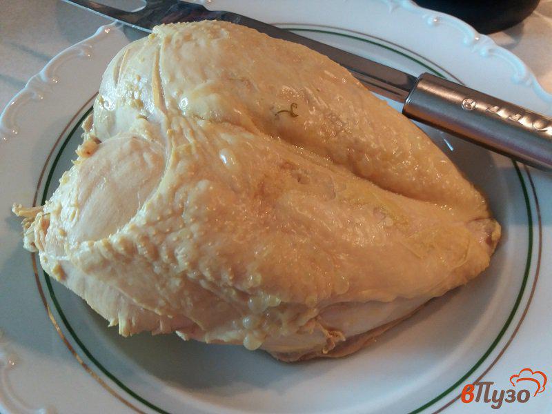 Фото приготовление рецепта: Слоёный салат из куриного филе с салатными листьями и сыром шаг №1