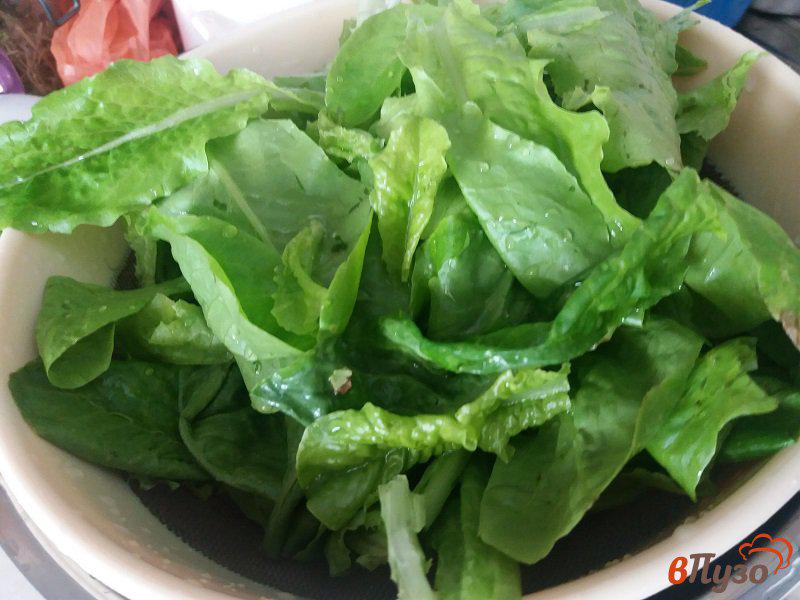 Фото приготовление рецепта: Слоёный салат из куриного филе с салатными листьями и сыром шаг №3