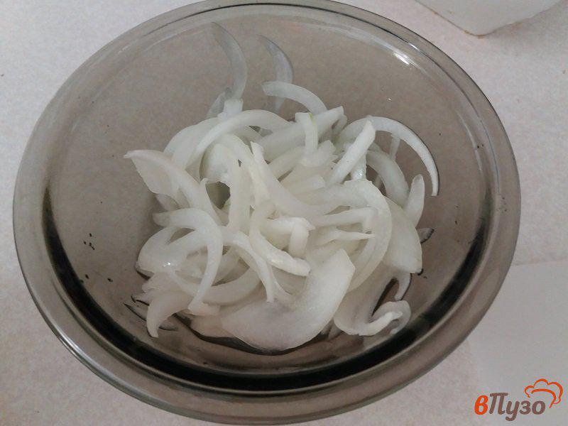 Фото приготовление рецепта: Слоёный салат из куриного филе с салатными листьями и сыром шаг №4