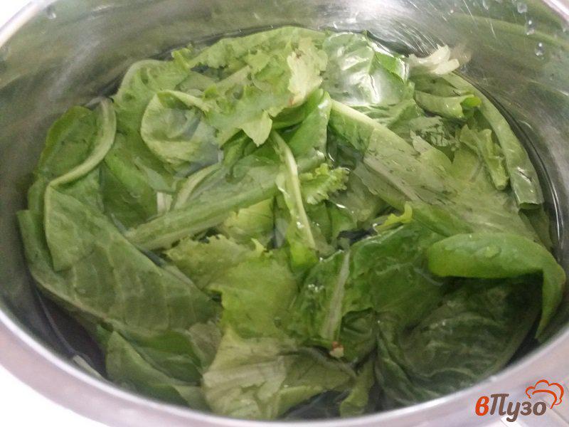Фото приготовление рецепта: Слоёный салат из куриного филе с салатными листьями и сыром шаг №2