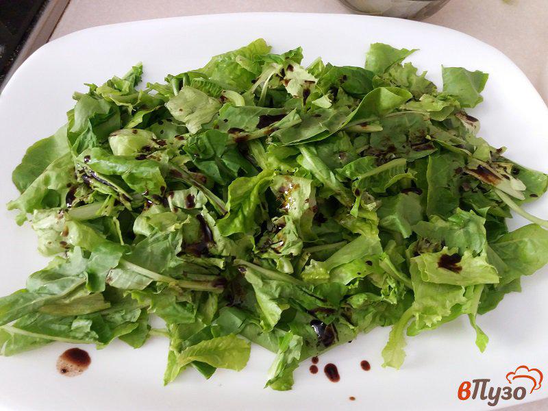 Фото приготовление рецепта: Слоёный салат из куриного филе с салатными листьями и сыром шаг №6