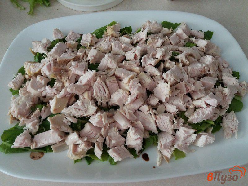 Фото приготовление рецепта: Слоёный салат из куриного филе с салатными листьями и сыром шаг №7