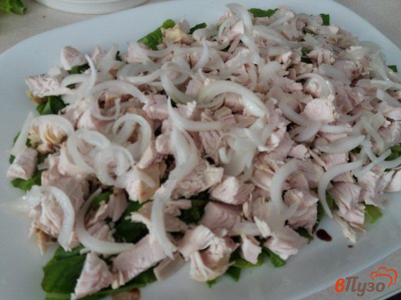 Фото приготовление рецепта: Слоёный салат из куриного филе с салатными листьями и сыром шаг №8