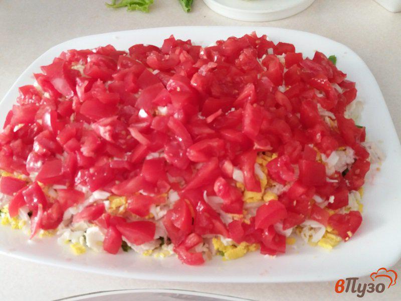 Фото приготовление рецепта: Слоёный салат из куриного филе с салатными листьями и сыром шаг №10