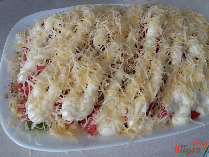 Фото приготовление рецепта: Слоёный салат из куриного филе с салатными листьями и сыром шаг №12