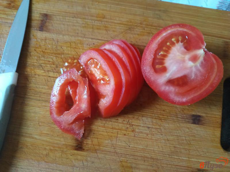 Фото приготовление рецепта: Скумбрия под луковой шубой с помидорами шаг №6