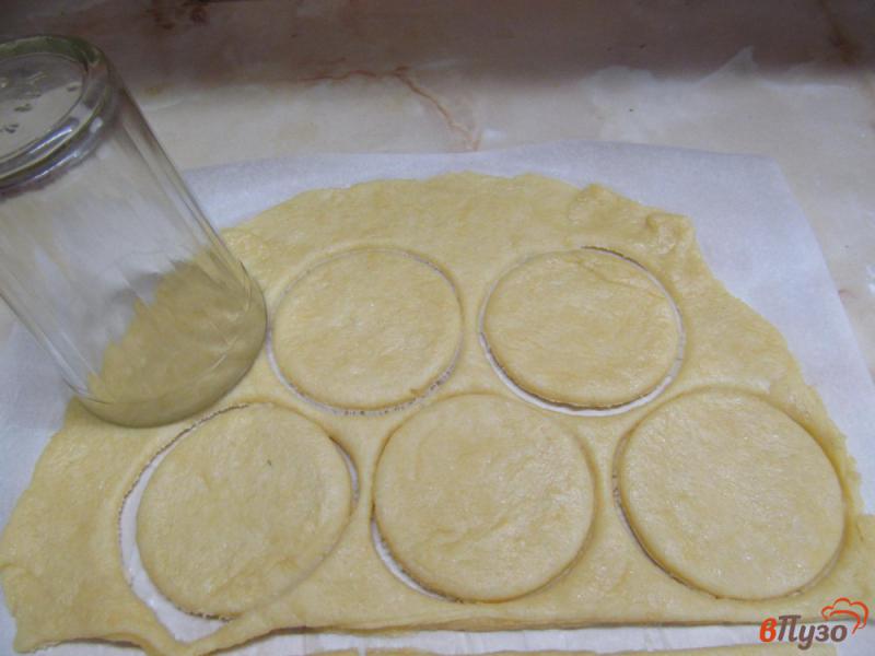 Фото приготовление рецепта: Печенье с кремовой начинкой и ягодами шаг №4