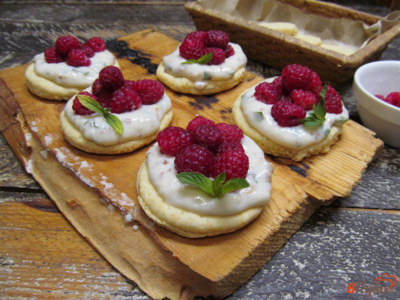Фото приготовление рецепта: Печенье с кремовой начинкой и ягодами шаг №11