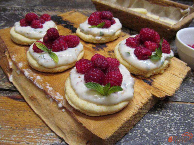 Фото приготовление рецепта: Печенье с кремовой начинкой и ягодами шаг №10