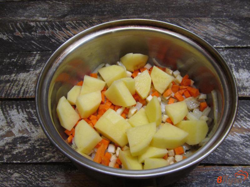 Фото приготовление рецепта: Овощное рагу с колбасками и соленым огурцом шаг №3