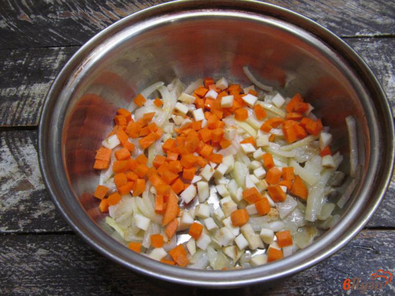 Фото приготовление рецепта: Овощное рагу с колбасками и соленым огурцом шаг №2