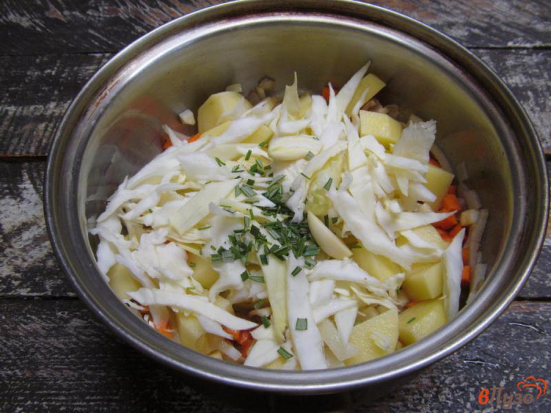 Фото приготовление рецепта: Овощное рагу с колбасками и соленым огурцом шаг №4