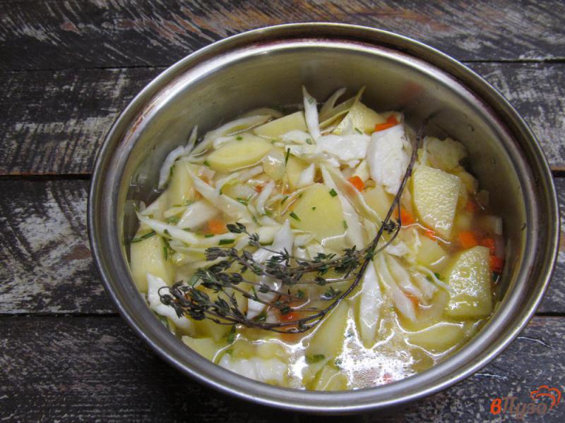 Фото приготовление рецепта: Овощное рагу с колбасками и соленым огурцом шаг №5