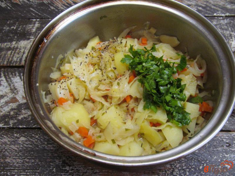 Фото приготовление рецепта: Овощное рагу с колбасками и соленым огурцом шаг №6