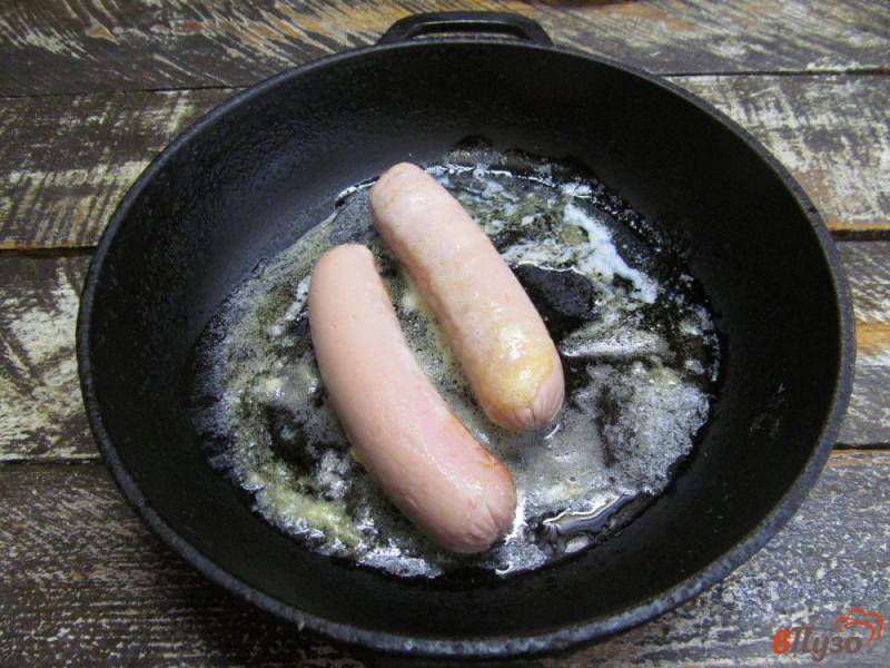 Фото приготовление рецепта: Овощное рагу с колбасками и соленым огурцом шаг №8