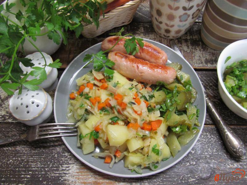 Фото приготовление рецепта: Овощное рагу с колбасками и соленым огурцом шаг №9