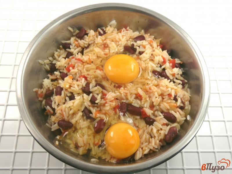 Фото приготовление рецепта: Запеканка из риса с фасолью шаг №6