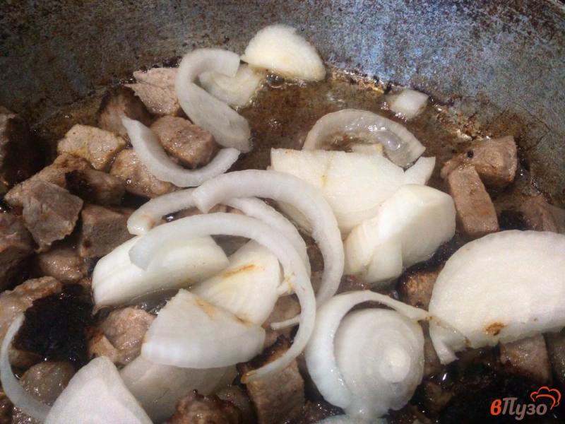 Фото приготовление рецепта: Мясо с шампиньонами и кетчупом шаг №2