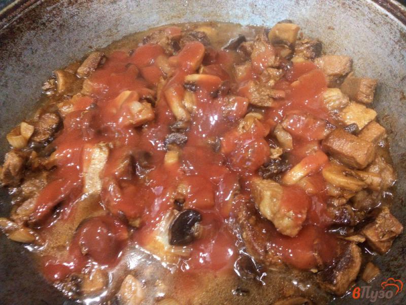 Фото приготовление рецепта: Мясо с шампиньонами и кетчупом шаг №4