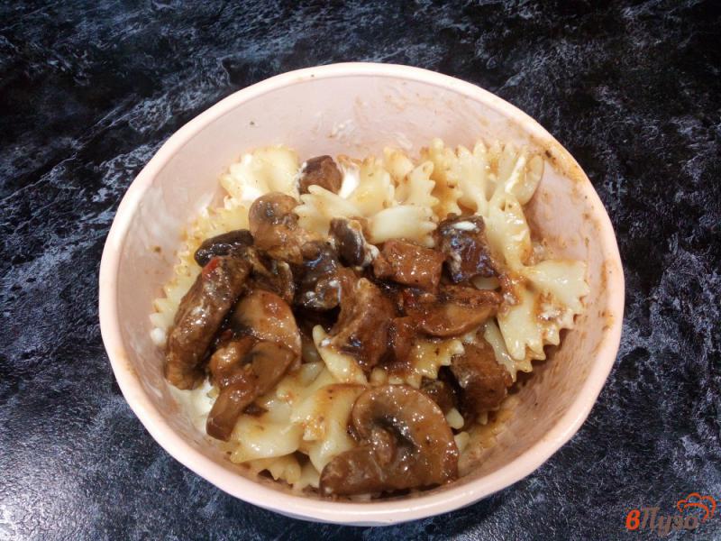 Фото приготовление рецепта: Мясо с шампиньонами и кетчупом шаг №5