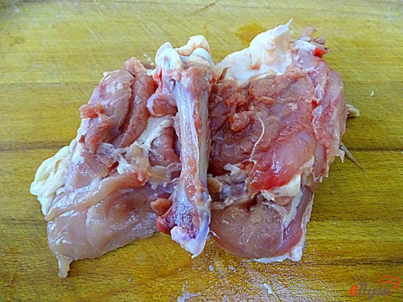 Фото приготовление рецепта: Филе куриных бёдрышек в сливочном соусе шаг №2