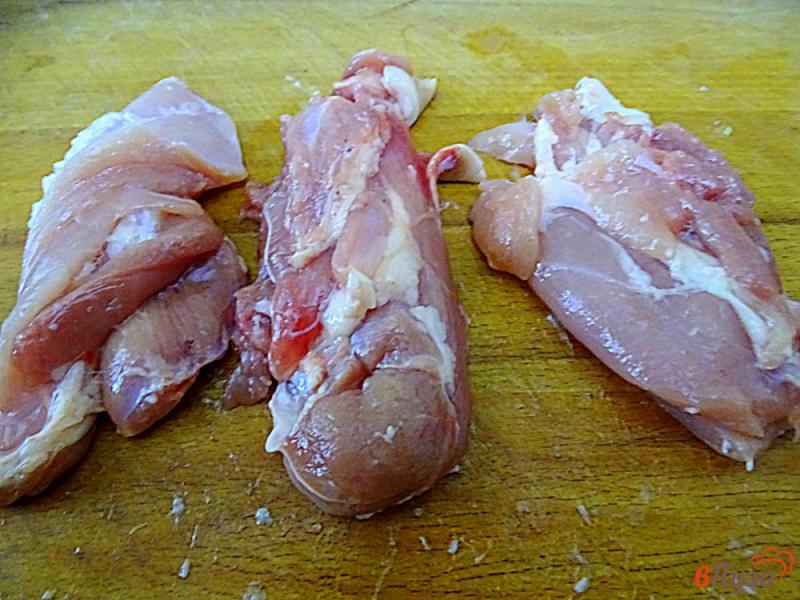 Фото приготовление рецепта: Филе куриных бёдрышек в сливочном соусе шаг №3