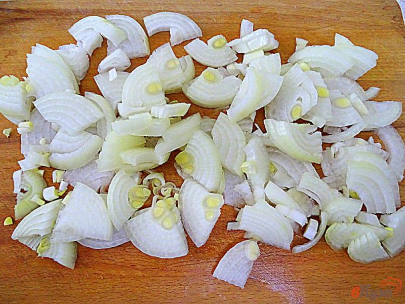Фото приготовление рецепта: Филе куриных бёдрышек в сливочном соусе шаг №4