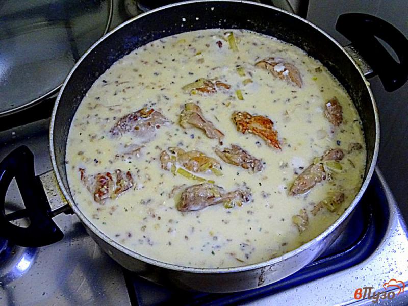Фото приготовление рецепта: Филе куриных бёдрышек в сливочном соусе шаг №8