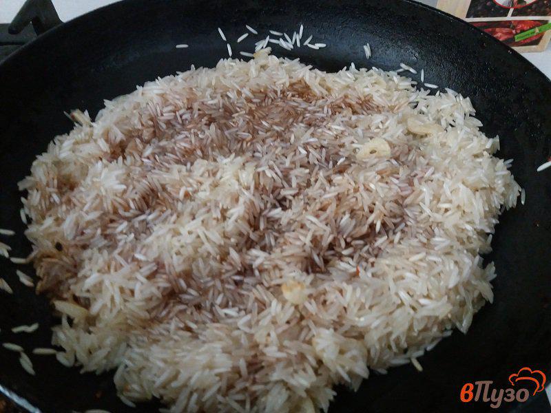 Фото приготовление рецепта: Чесночный рис на гарнир шаг №3