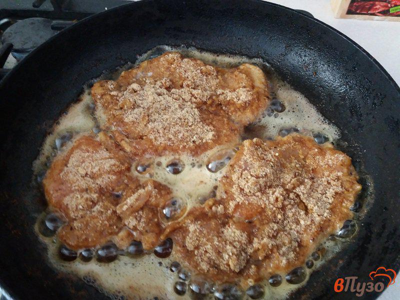 Фото приготовление рецепта: Пряные отбивные из куриного филе шаг №8