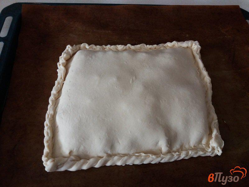 Фото приготовление рецепта: Слоёный пирог из горбуши с яйцом и сыром шаг №7