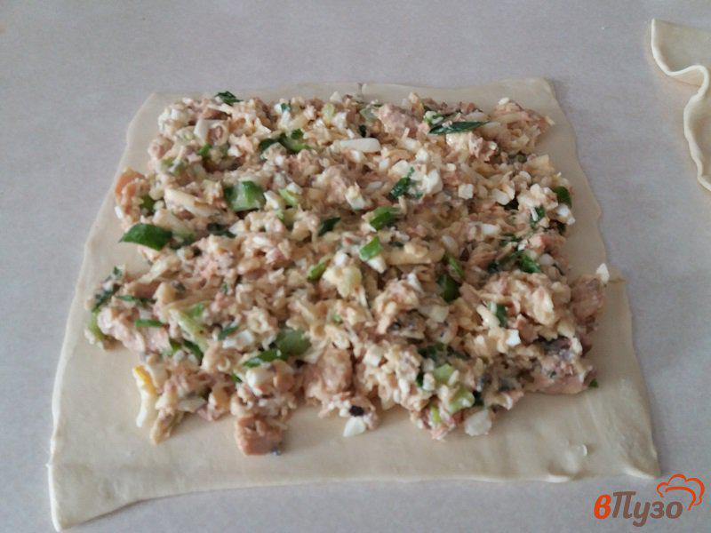 Фото приготовление рецепта: Слоёный пирог из горбуши с яйцом и сыром шаг №6