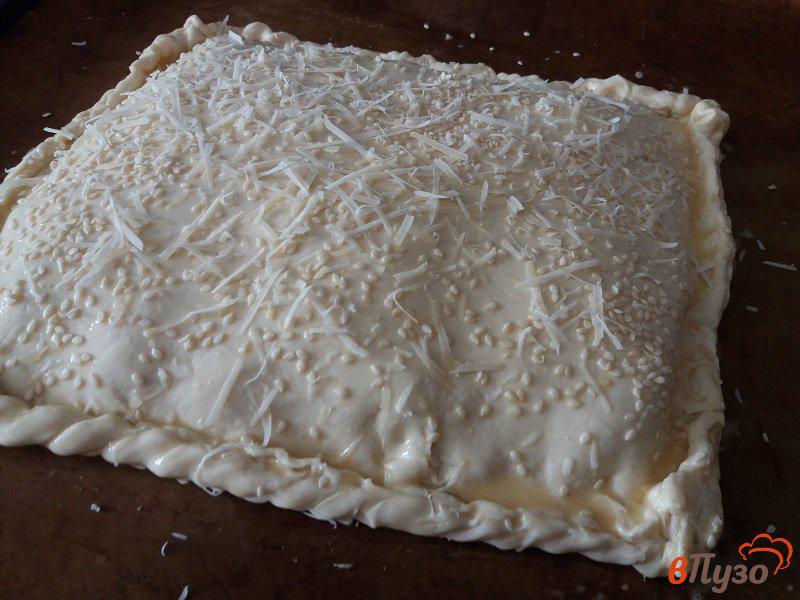 Фото приготовление рецепта: Слоёный пирог из горбуши с яйцом и сыром шаг №8