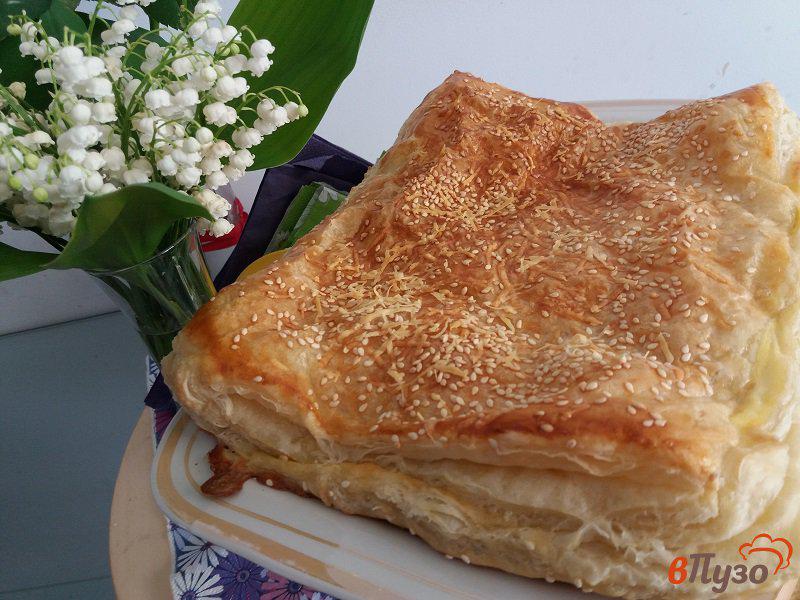 Фото приготовление рецепта: Слоёный пирог из горбуши с яйцом и сыром шаг №11