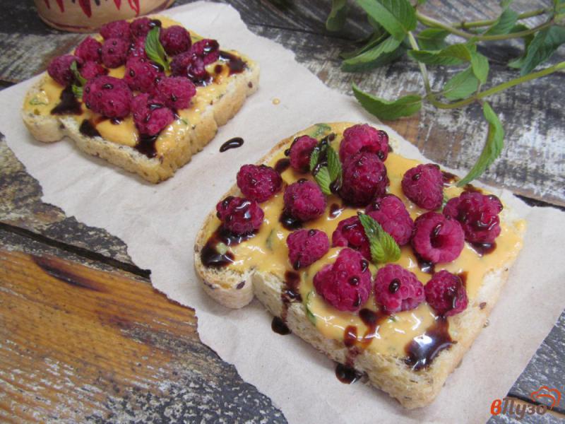 Фото приготовление рецепта: Тосты с кремом из маршмеллоу и ягодами шаг №5