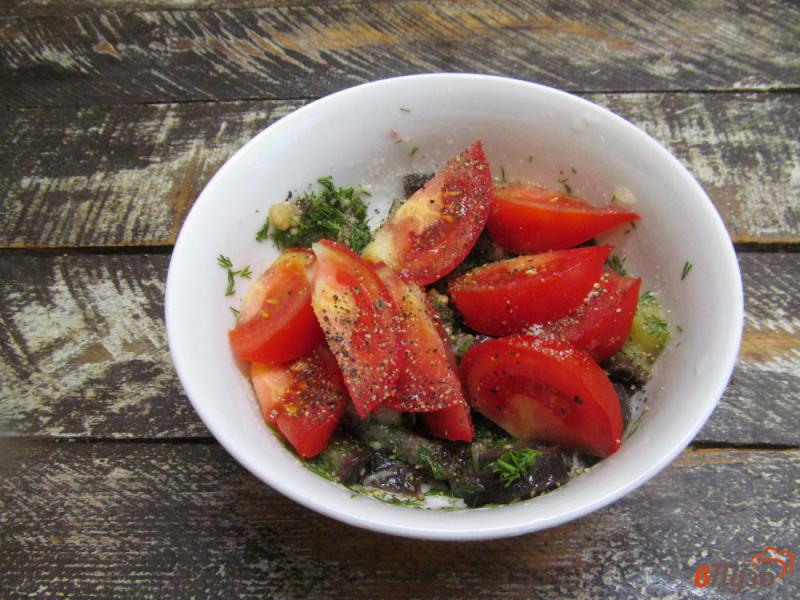Фото приготовление рецепта: Салат из баклажана с помидором шаг №4