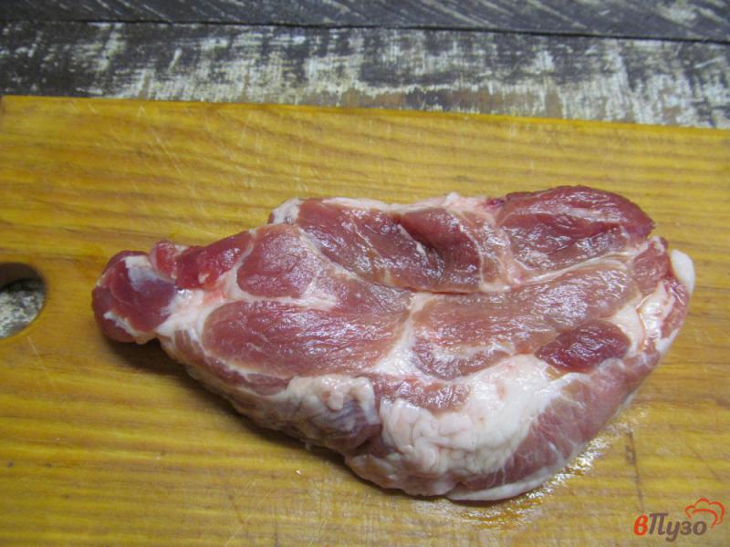 Фото приготовление рецепта: Тушеная свинина с овощами и курагой шаг №1