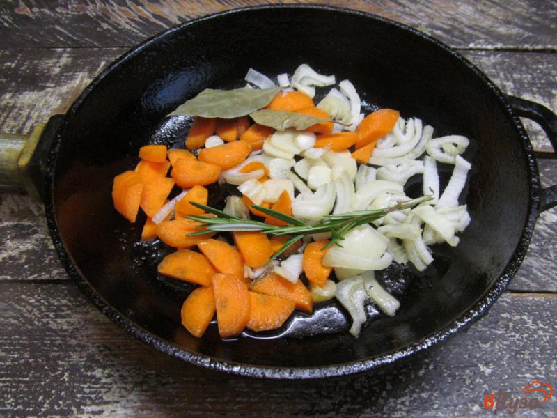 Фото приготовление рецепта: Тушеная свинина с овощами и курагой шаг №3