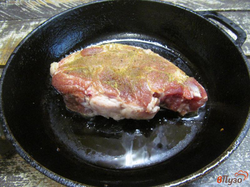 Фото приготовление рецепта: Тушеная свинина с овощами и курагой шаг №2