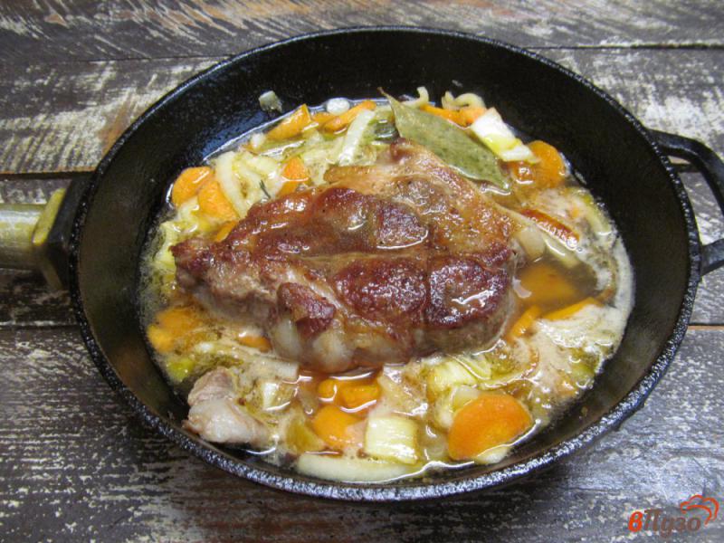 Фото приготовление рецепта: Тушеная свинина с овощами и курагой шаг №6